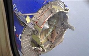 صور.. محرك طائرة أميركية تقل 104 أشخاص يتفتت خلال تحليقها