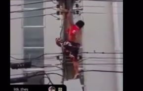 بالفيديو.. لحظة انتحار شاب صعقا بالكهرباء!