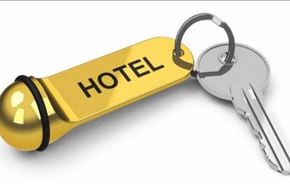 لماذا يوجد سلسلة ثقيلة في مفاتيح بعض غرف الفنادق؟