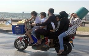 في مشهد طريف.. عائلة سورية من 6 أشخاص على دراجة نارية بتركيا (فيديو)