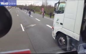 بالفيديو/ سائق شاحنة يتعمد دهس مهاجرين في فرنسا.. هكذا برر فعلته؟!