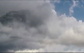 بالفيديو: رصد جسم غريب يسبح وسط السحب