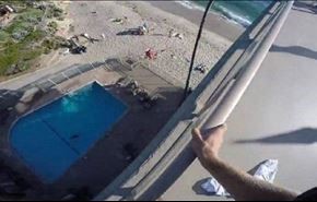 بالفيديو.. مغامر يقفز من سطح فندق إلى حوض السباحة