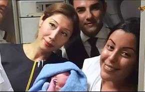 فيديو؛ سورية تضع مولودها على متن طائرة بمساعدة طاقمها!