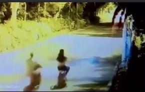بالفيديو.. رجل يسقط امرأة من دراجة نارية بسبب 