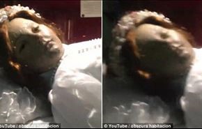 فيديو مخيف: ماذا فعلت جثة فتاة داخل متحف متوفية قبل 300 عام لسائح!