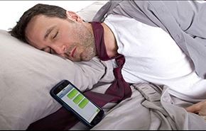 چرا هنگام خواب، باید تلفن همراه را از خود دور کنید؟!