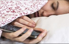 لهذه المخاطر الصحية لن تنامَ بعد اليوم وهاتفك بجانبك
