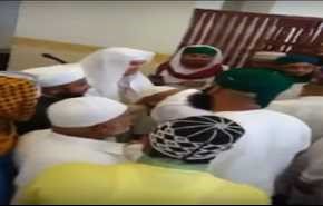 بالفيديو: التبرك بإمام مسجد في مكة بتقبيل يده والشرب من أثره