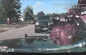 پلیس آمریکا شیشۀ خودرو را با سر متهم شکاند (ویدیو)