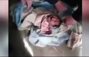 بالفيديو... لحظة إنقاذ طفل حديث الولادة من بالوعة حمام عام