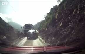 فيديو مروع للحظة انقلاب شاحنة فوق سيارة