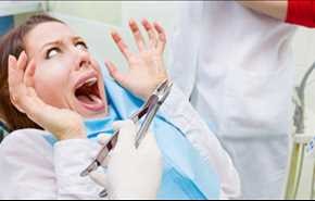 شاهدوا.. الطريقة التي لا يريد الأطباء أن تعرفوها لتخفيف آلام الأسنان!