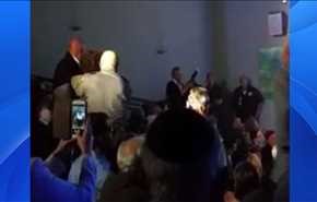 بالفيديو.. الأمن الإسرائيلي يضرب ناشطة حاولت مهاجمة نتنياهو