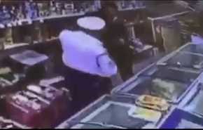 بالفيديو... شرطي يسرق هاتف زبون داخل متجر