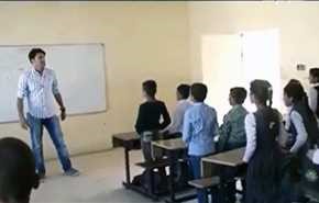 بالفيديو؛ معلم عراقي يدرس الانجليزية بطريقة مبتكرة