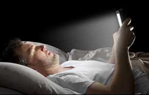 ما تأثير الضوء الأزرق للهواتف قبل النوم؟