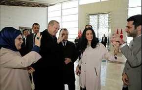 صور/ أردوغان يطلب يد ملكة جمال المغرب إيمان الباني