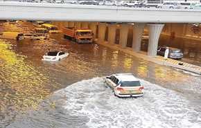 بالفيديو؛ فيضانات وسيول في قطر تغمر الطرقات وتتسرب الى المراكز التجارية