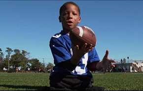 فيديو.. صبي بدون ساقين يلعب كرة القدم الامريكية!