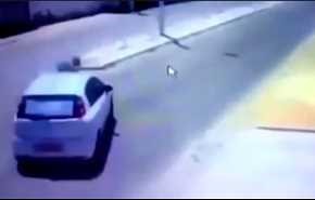 بالفيديو.. رجل ينجو من حادث سير ويصطدم في عمود بنفس اللحظة