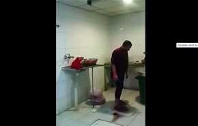بالفيديو .. عامل سعودي في مطعم يدوس اللحم بقدميه والسبب غريب!