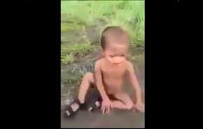 شکنجه کودک خردسال میانماری با برق به جرم مسلمان بودن! (ویدئو)