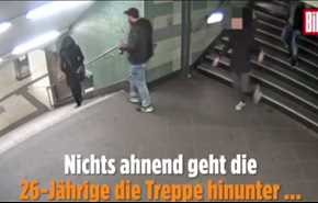 شاهد... ركل محجبة على ظهرها ورميها من أعلى الدرج في مترو برلين!