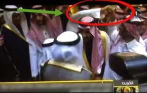 شاهد.. هذا ما حصل لفنان سعودي حاول وضع يده على كتف الملك سلمان