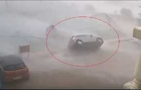 شاهد بالفيديو: مشهد لن تراه كثيرا .. الرياح تقلب سيارة في الهند!