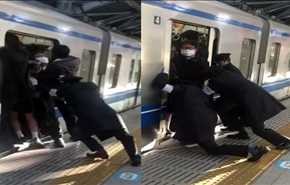 هكذا يركب اليابانيون القطارات في ساعات الذروة! +فيديو