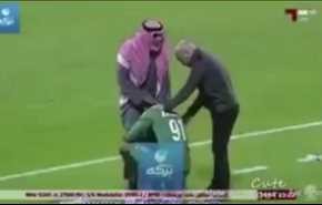 فيديو.. حارس مرمى يقبل قدمي والده في الملعب