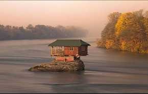 خانه ای در وسط رودخانه درینا