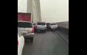 بالفيديو .. سعودي يصطدم بعشرات السيارات بشكل جنوني على جسرٍ بالرياض!