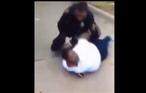 پلیس آمریکایی از خجالت مادر سیاه پوست درآمد (ویدیو)