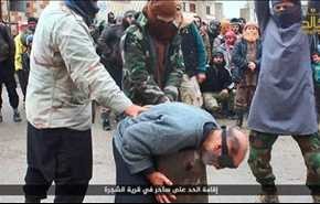 بالصور .. داعش يقطع رأس رجل بتهمة 