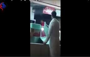 بالفيديو.. مشاجرة عنيفة بين سعودي وعمال اتراك