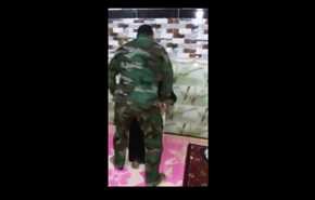 شاهد بالفيديو .ماذا فعل جندي عراقي وهو يودع والدته قبل ذهابه للجبهة ؟!!!! 
