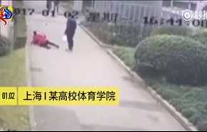 بالفيديو.. طالب ينهال بالضرب على زميلته بعد إحراجه أمام زملائه!