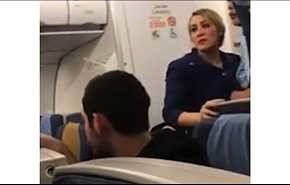ویدیو:کتک کاری با مهماندار زن هواپیما که منجر به فرود اضطراری هواپیما شد