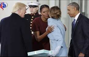 شاهد/ زوجة ترامب تهدي زوجة أوباما هدية وردة فعل غريبة لم تتوقعها!