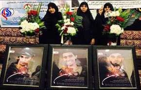 بالصور/ هذا ما اهداه ملك البحرين لأمهات الشهداء بعد قتله لأولادهم!
