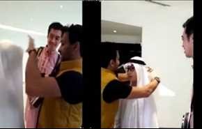 بالفيديو/ هذا ما حدث حينما ارتدى هذا الياباني الزي الخليجي!