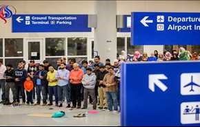 مسلمانان معترض،فرودگاه دالاس را نمازخانه کردند+تصاویر