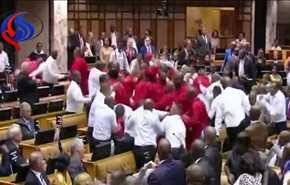 شاهد بالفيديو: فوضى وعراك شديد في برلمان جنوب إفريقيا