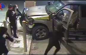 بالفيديو ... لصوص يستخدمون سيارة لتحطيم ماكينة ATM