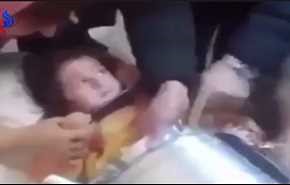 فيديو.. ماذا حدث لطفلة وضعتها أمها في أبريق شاي لنشر صورها!