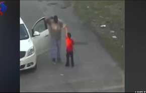 بالفيديو... رجل يضرب طفلا بـ 62 جلدة بـ