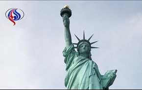 (صورة) .. شاهد ماذا تم تعليقه على تمثال الحرية؟!