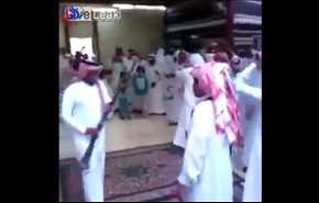 بالفيديو.. سعودي أراد تحية العريس فتسبب في كارثة